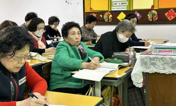  Bà Kim Gab-neo, người có 9 đứa cháu đã trưởng thành, là học sinh lớn tuổi nhất ở tuổi 87. ST PHOTO: WENDY TEO
