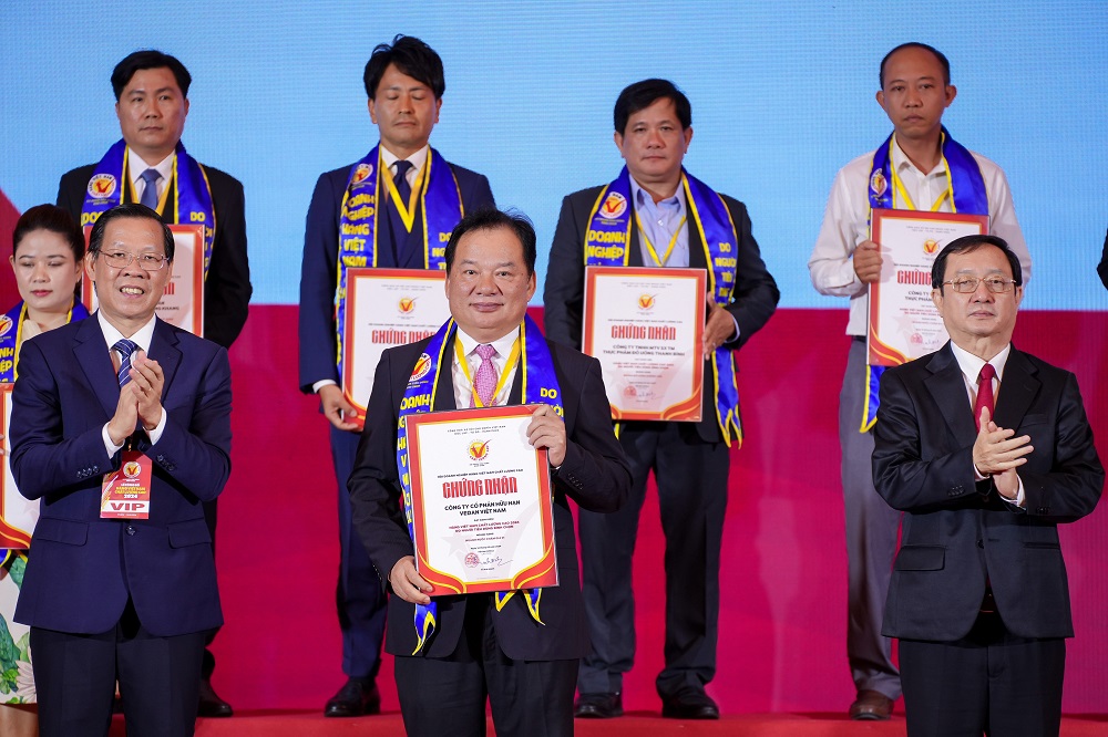 Ông Hwang Fa Jane, đại diện Vedan Việt Nam nhận chứng nhận HVNCLC 2024 từ Ban tổ chức - Ảnh: Vedan