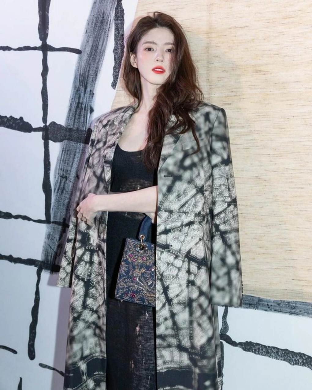Nữ diễn viên cũng được xem là biểu tượng nhan sắc mới của giới giải trí Hàn Quốc. Với nét đẹp ma mị, lạnh lùng, cá tính, pha chút ngọt ngào của ngôi sao 30 tuổi khiến nhiều người hâm mộ mê mẩn. Năm 2020, Han So Hee vượt mặt nhiều đàn chị để trở thành nữ hoàng quảng cáo mới của xứ sở kim chi.