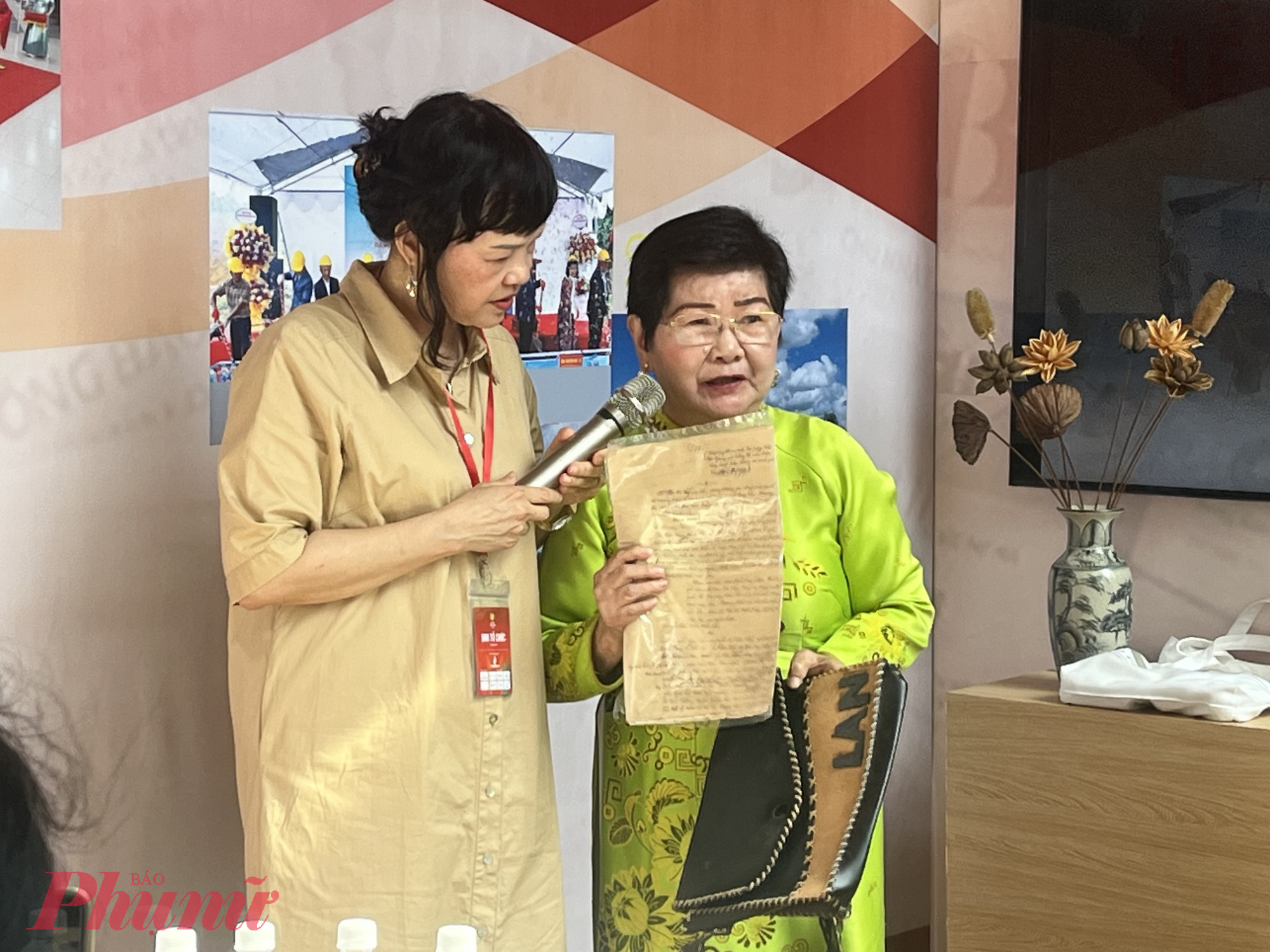 Nhà báo Ngô Quỳnh Lan trao tặng hiện vật cho Bảo tàng Báo Chí Việt Nam 