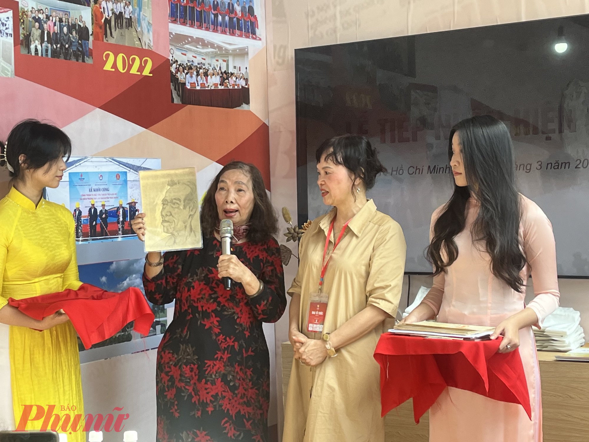 Nhà văn Nguyễn Thị Ngọc Hải trao tặng nhiều tư liệu quý 