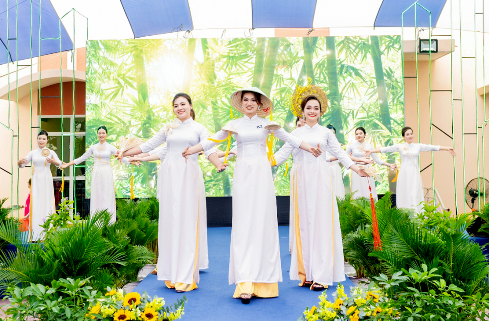 Cán bộ Hội LHPN phường Phước Long B trình diễn trong cuộc thi “Duyên dáng áo dài Thủ Đức” - ẢNH: MẪN NHI