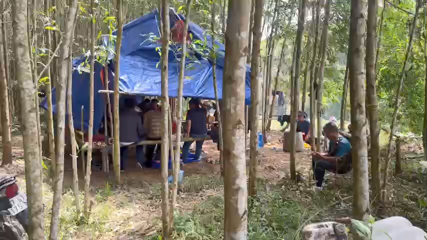 Lực lượng công an bắt quả tang 11 đối tượng tổ chức khai thác vàng trái phép trong rừng sâu