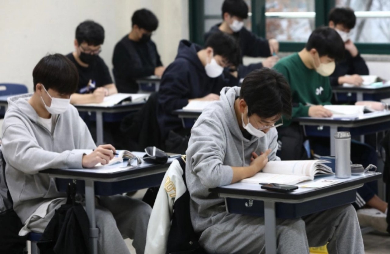 Ở Hàn Quốc, các bậc phụ hyunh thường cho rằng con cái họ sẽ thất bại nếu không vào được đại học 