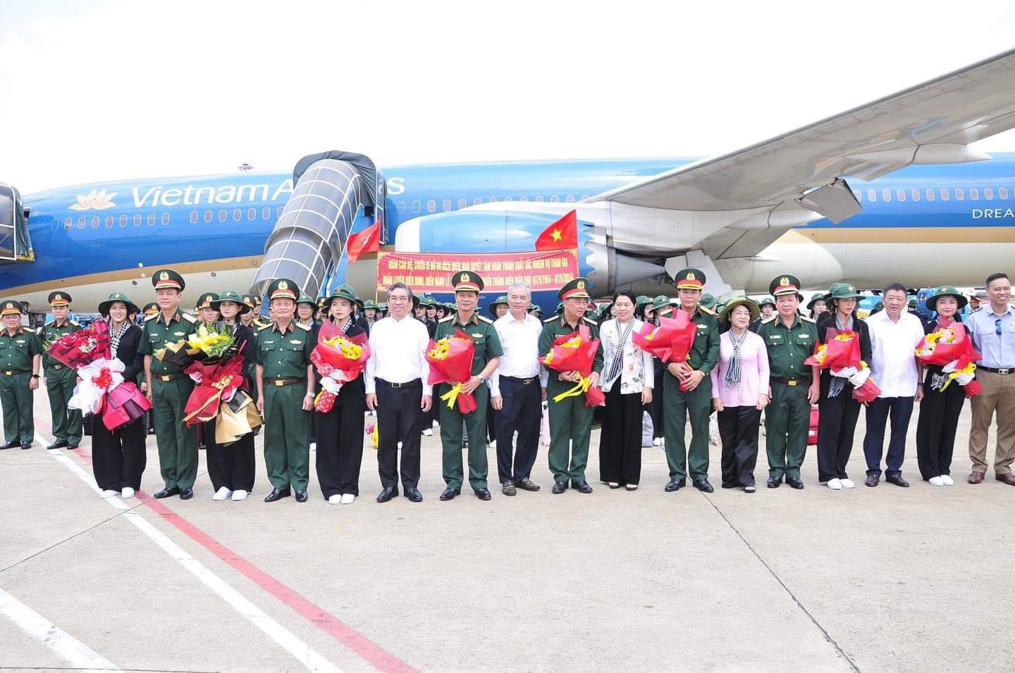 Lãnh đạo Bộ tư lệnh TPHCM, Thành ủy - UBND - UBMTTQ và các đơn vị tham gia lễ tiễn đoàn tại sân bân quốc tế Tân Sơn Nhất