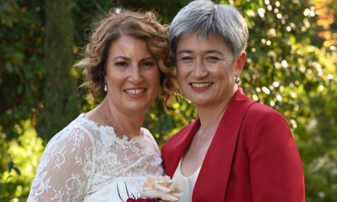 Bộ trưởng Ngoại giao Penny Wong (phải) đã kết hôn với người bạn đời Sophie Allouache sau gần hai thập kỷ bên nhau. Ảnh: Cath Leo