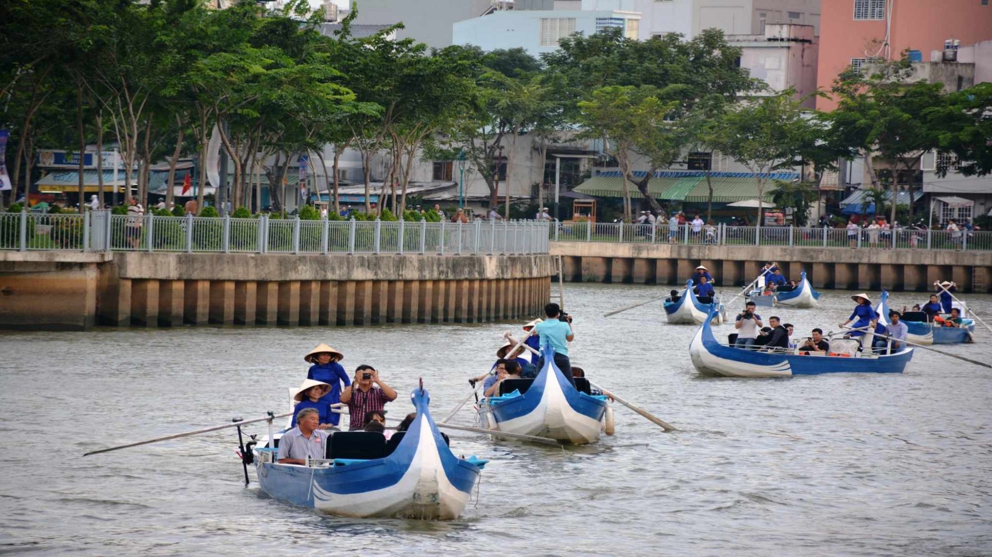 Dạo thuyền trên dòng kênh Nhiêu Lộc - Ảnh: Sở Du lịch TPHCM