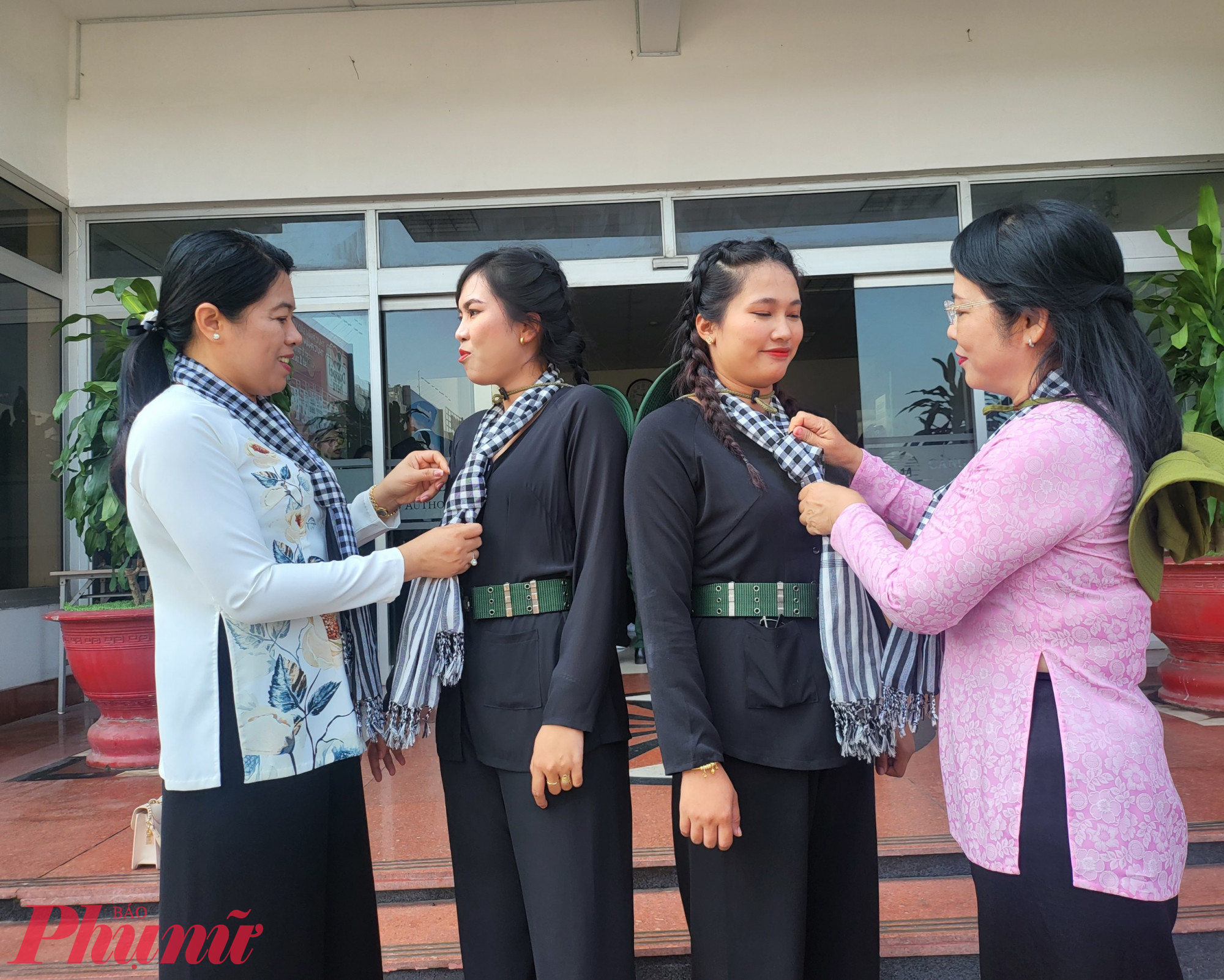 Bà Trần Kim Yến và bà Nguyễn Trần Phượng Trân động viên chị em Khối nữ du kích miền Nam 