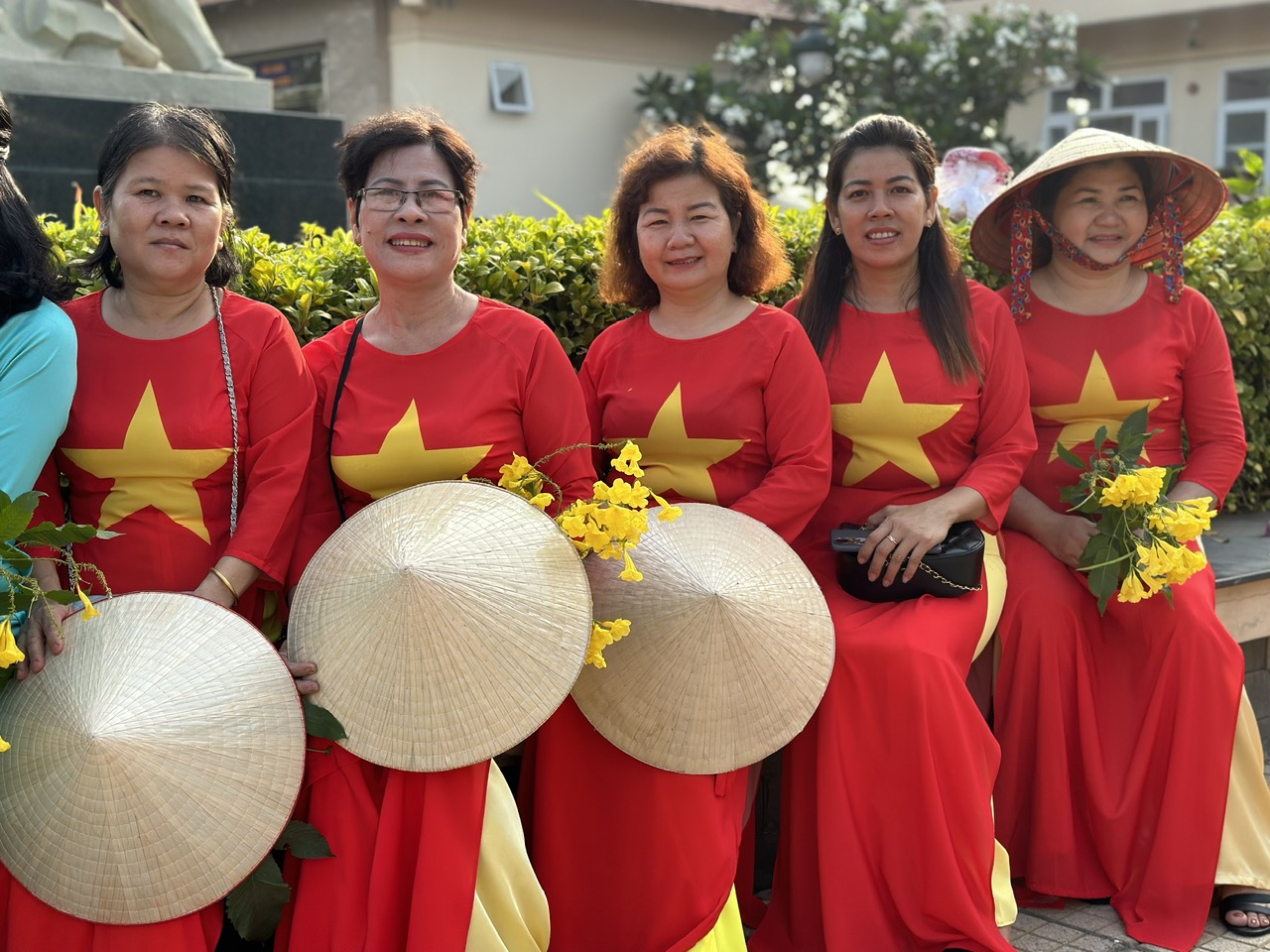 Các hội viên phụ nữ trong trang phục áo dài cờ đỏ sao vàng tham gia diễu hành