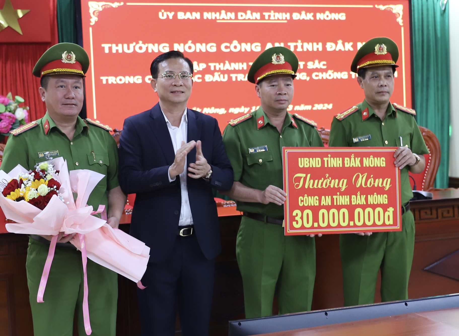 Chủ tịch UBND tỉnh Đắk Nông Hồ Văn Mười tặng hoa chúc mừng, trao thưởng nóng cho Công an tỉnh Đắk Nông