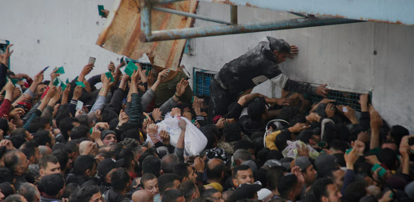 Người Palestine tụ tập để nhận hàng viện trợ ở thành phố Gaza. REUTERS/Mahmoud Issa