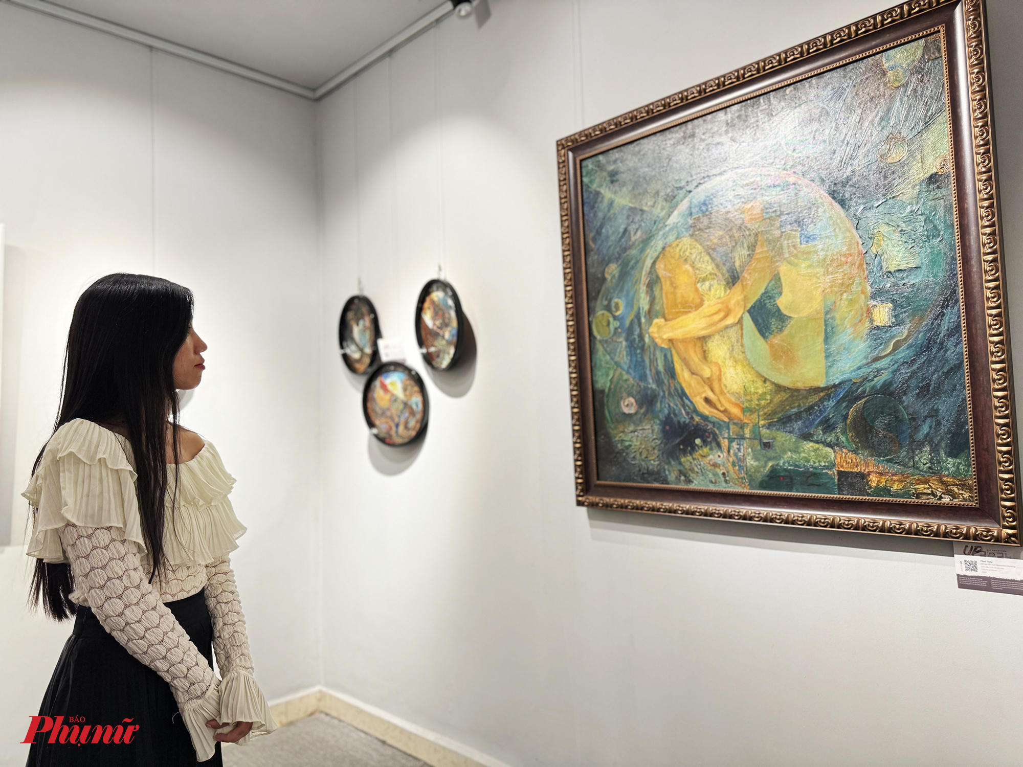 Những tác phẩm của hoạ sĩ Phan Trang phần lớn mang tính trừu tượng. Chị thể hiện những suy tư, trăn trở của phụ nữ về cuộc sống. 