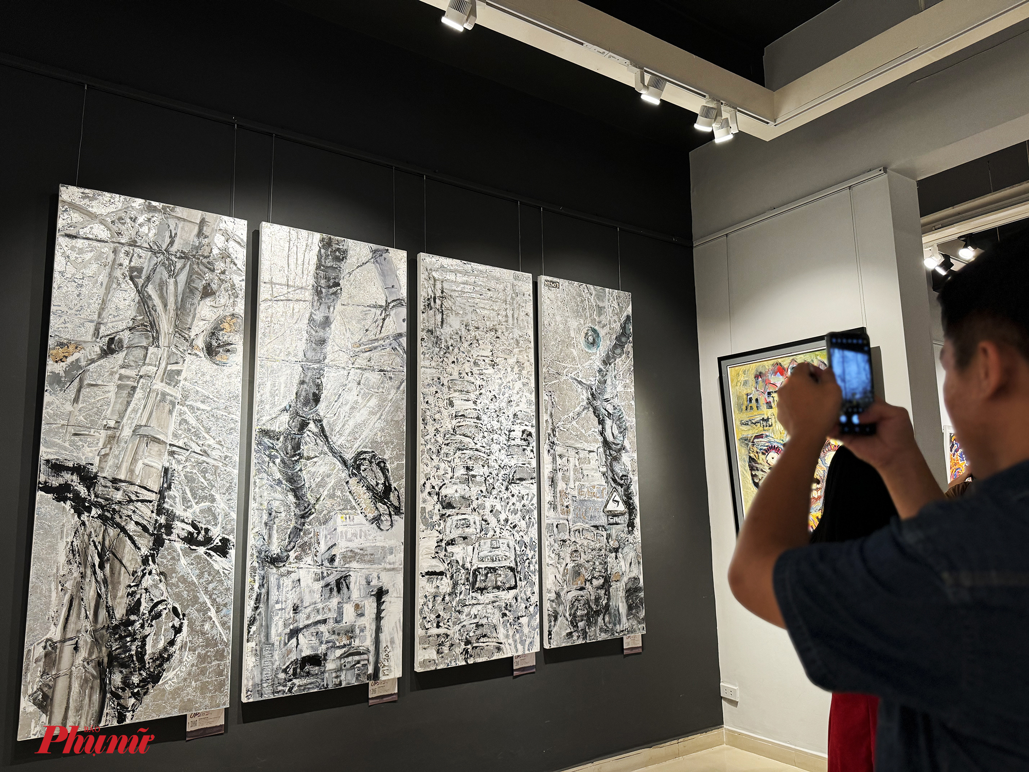 Những tác phẩm của hoạ sĩ Trương Huyền Mỹ sử dụng 2 gam màu trắng đen tương phản để thể hiện. 