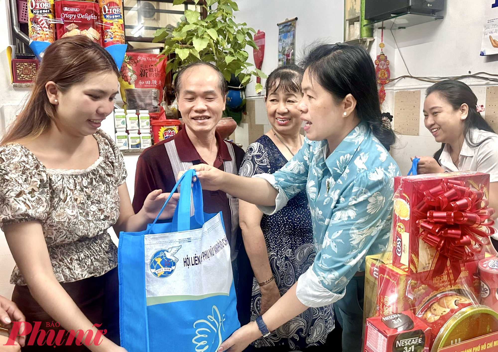 Chủ tịch Hội LHPN TPHCM Nguyễn Trần Phượng Trân đến thăm, tặng quà đến gia đình chị Lý và các bạn sinh viên Lào