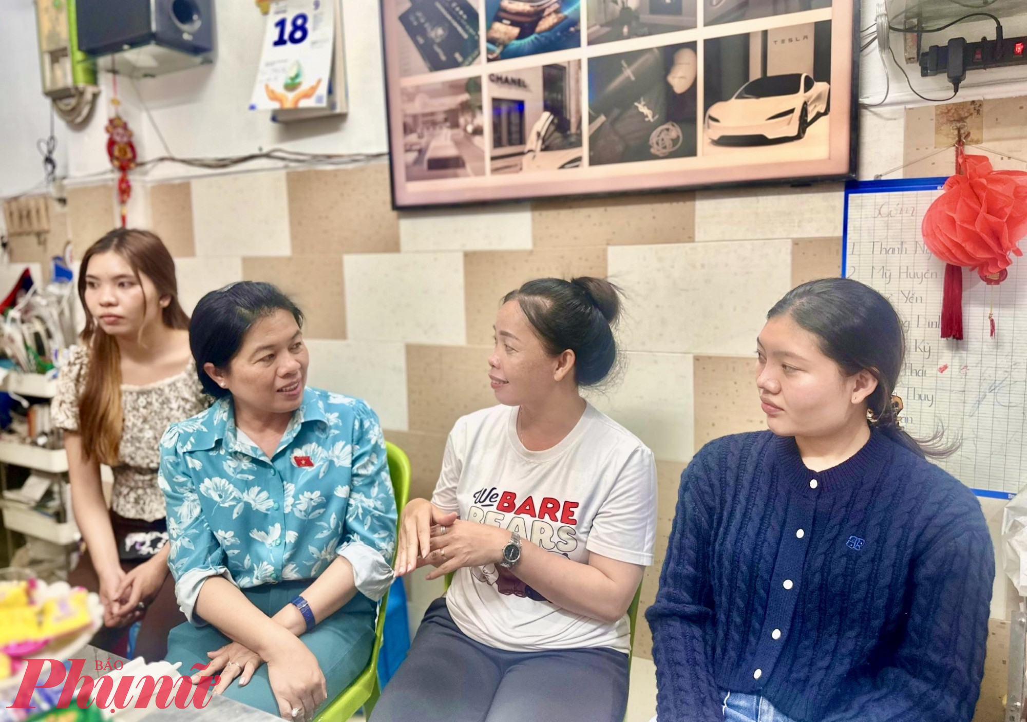 Bà Nguyễn Trần Phượng Trân - Chủ tịch Hội LHPN TPHCM trò chuyện cùng gia đình chị Lý và các bạn sinh viên Lào 