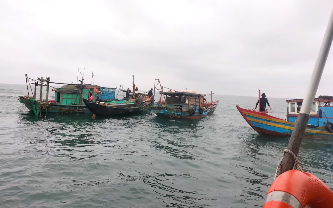 Thuyền đánh cá của vợ chồng anh Toán được phát hiện trôi dạt tự do trên biển nhưng không có người - Ảnh: Khánh Trung