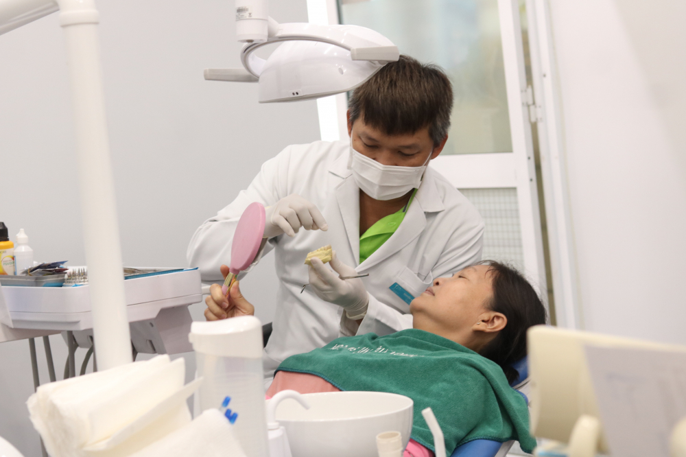 Bác sĩ của Nha khoa Việt Mỹ Sài Gòn khám và thông tin cho các dì, các chị những bệnh lý về răng mà họ đang gặp phải.