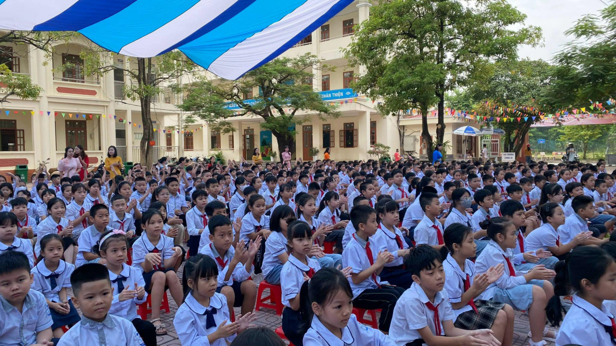 UBND TP Hà Nội yêu cầu giảm số học sinh trái tuyến, giảm số học sinh/lớp, tăng số học sinh được học 2 buổi/ngày... Ảnh minh họa