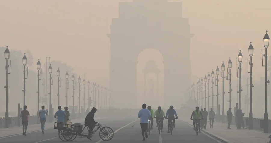 Những người đi bộ buổi sáng được nhìn thấy trong một buổi sáng lạnh lẽo và sương mù tại Đường Kartavya gần Cổng Ấn Độ vào ngày 9 tháng 12 năm 2023 ở New Delhi, Ấn Độ. Arvind Yadav/Hindustan Times/Hình ảnh Getty