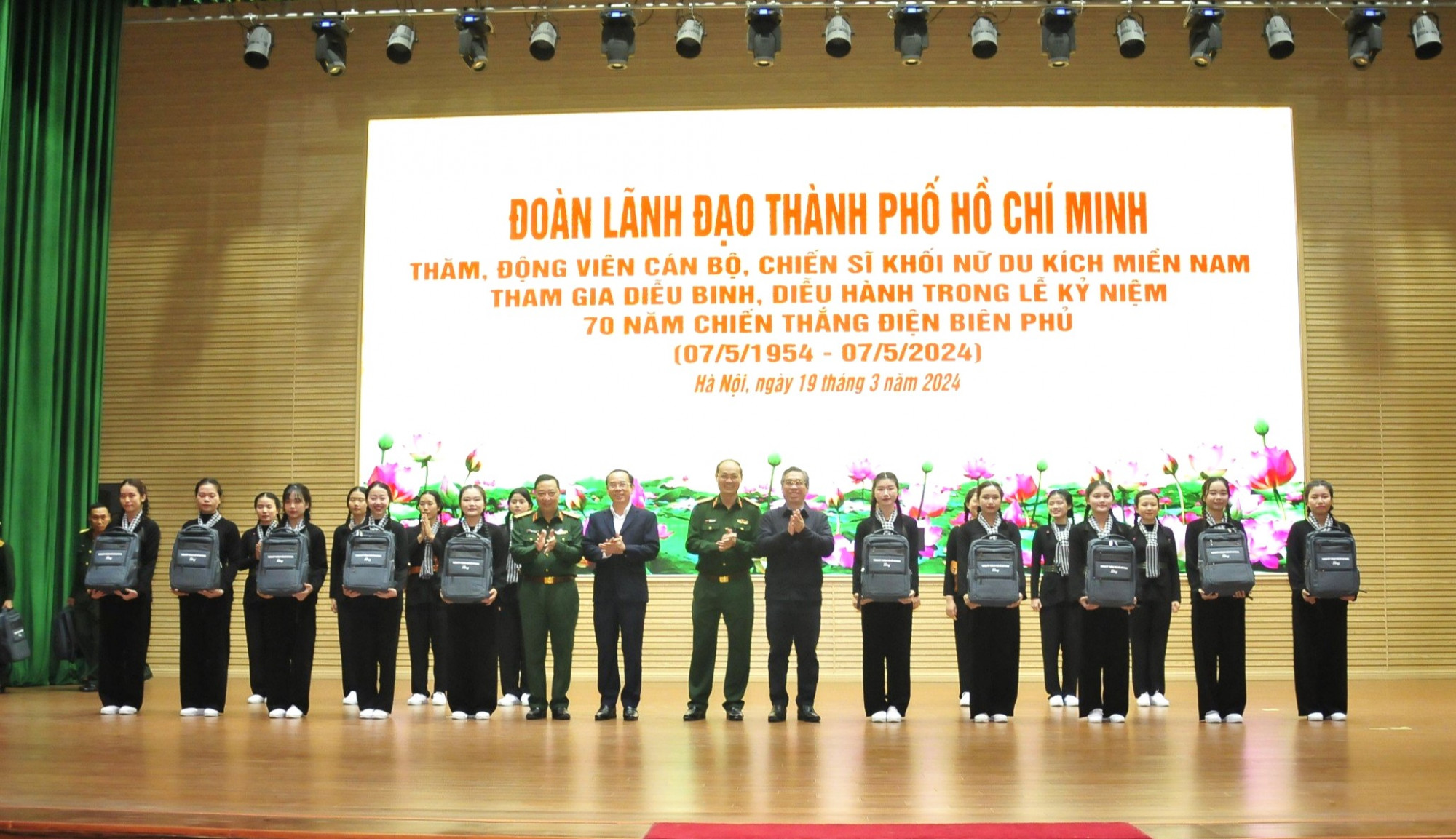 Đoàn lãnh đạo TPHCM thăm động viên các nữ dân quân Khối Nữ du kích miền Nam tại Hà Nội