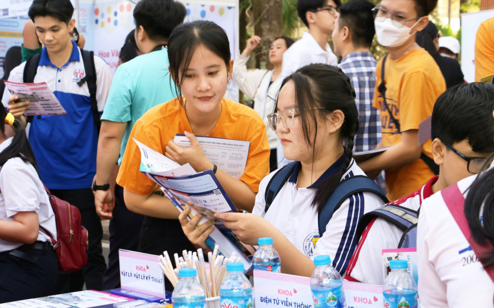 Học sinh TPHCM tìm hiểu về ngành học tại ngày hội tư vấn hướng nghiệp - tuyển sinh năm 2024 - Ảnh: Trang Thư 