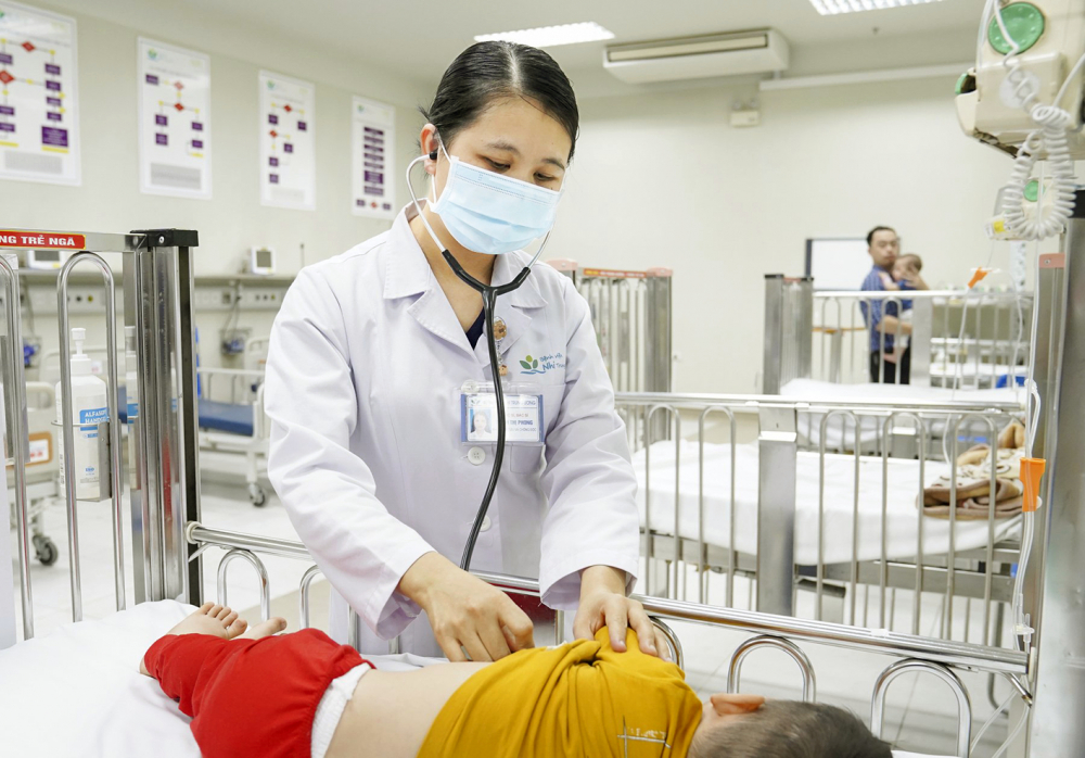 Một trẻ ngộ độc được điều trị tại Trung tâm Chống độc Bệnh viện Nhi Trung ương