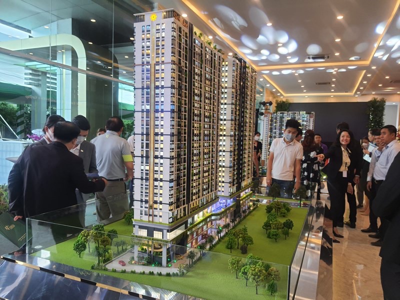Khách hàng tìm hiểu dự án căn hộ Phú Đông SkyOne.