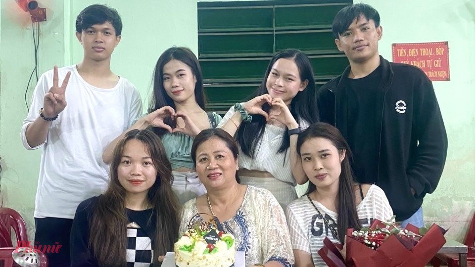Bà Nguyễn Thị Hằng và các con nuôi là sinh viên Lào đang sinh sống và học tập tại TPHCM.