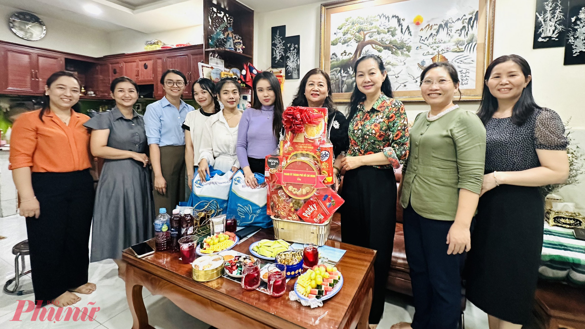 Bà Lâm Thị Ngọc Hoa - Phó chủ tịch thường trực Hội LHPN TPHCM trao quà cho gia đình bà Nguyễn Thị Hằng và các bạn sinh viên Lào.