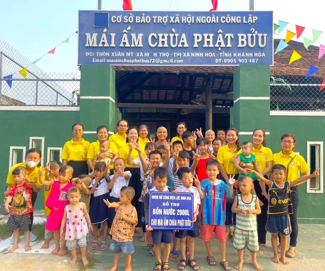 Tổ nữ công Công đoàn CSTV Điện lực Ninh Hòa trao tặng bồn nước 2.000 lít cho Mái ấm chùa Phật Bửu - Ảnh: PC Khánh Hòa