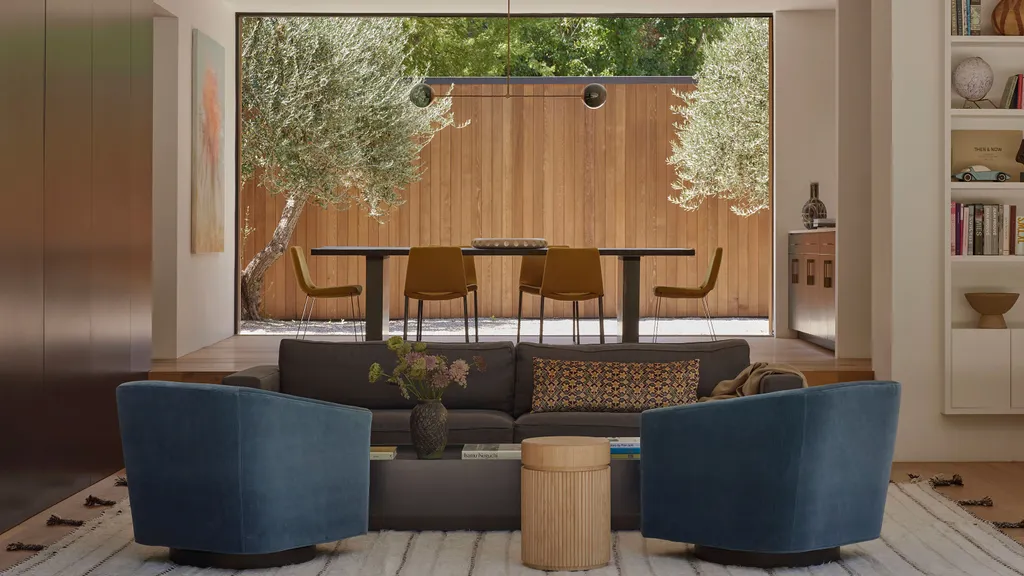1. KHÔNG KHAI THÁC SỰ ĐA DẠNG Không gian phòng khách hiện đại với ghế bành màu xanh, ghế dài và điểm nhấn bằng gỗ nhìn ra sân hiên  Tim Hirschmann / Lắp ráp+ .  (Tín dụng hình ảnh: Tim Hirschmann / Assembledge+) Dù sao đi nữa, chủ nghĩa tối giản thường có thể trở nên quá trang trọng, một xu hướng thiết kế nội thất lỗi thời không thể phủ nhận, do đó, việc kết hợp các vật liệu mềm và cứng sẽ nâng tầm phong cách tối giản theo mọi cách phù hợp.  David Thompson , người sáng lập và hiệu trưởng của Assembledge+, gợi ý: “Khi tưởng tượng về một phòng khách tối giản, người ta có thể hình dung ra một không gian cứng nhắc và không thoải mái” . 'Nhận thức này thường là do không gian thiếu sự cân bằng và biến đổi.'