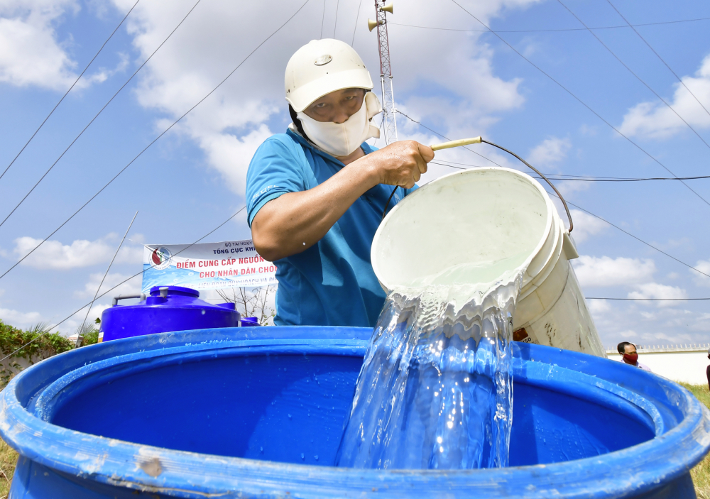 Ngành cấp nước tỉnh Cà Mau mở nhiều điểm cấp nước ngọt miễn phí cho người dân - Ảnh: Văn Phước