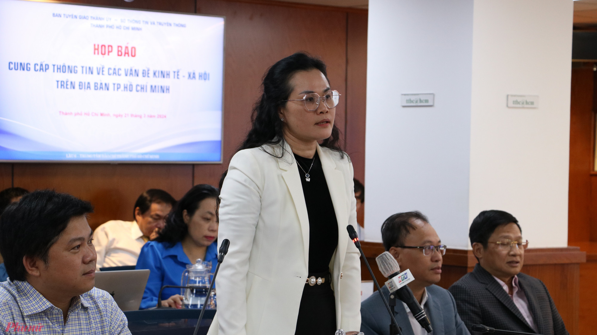 Bà Lê Thụy Mỵ Châu trả lời tại họp báo