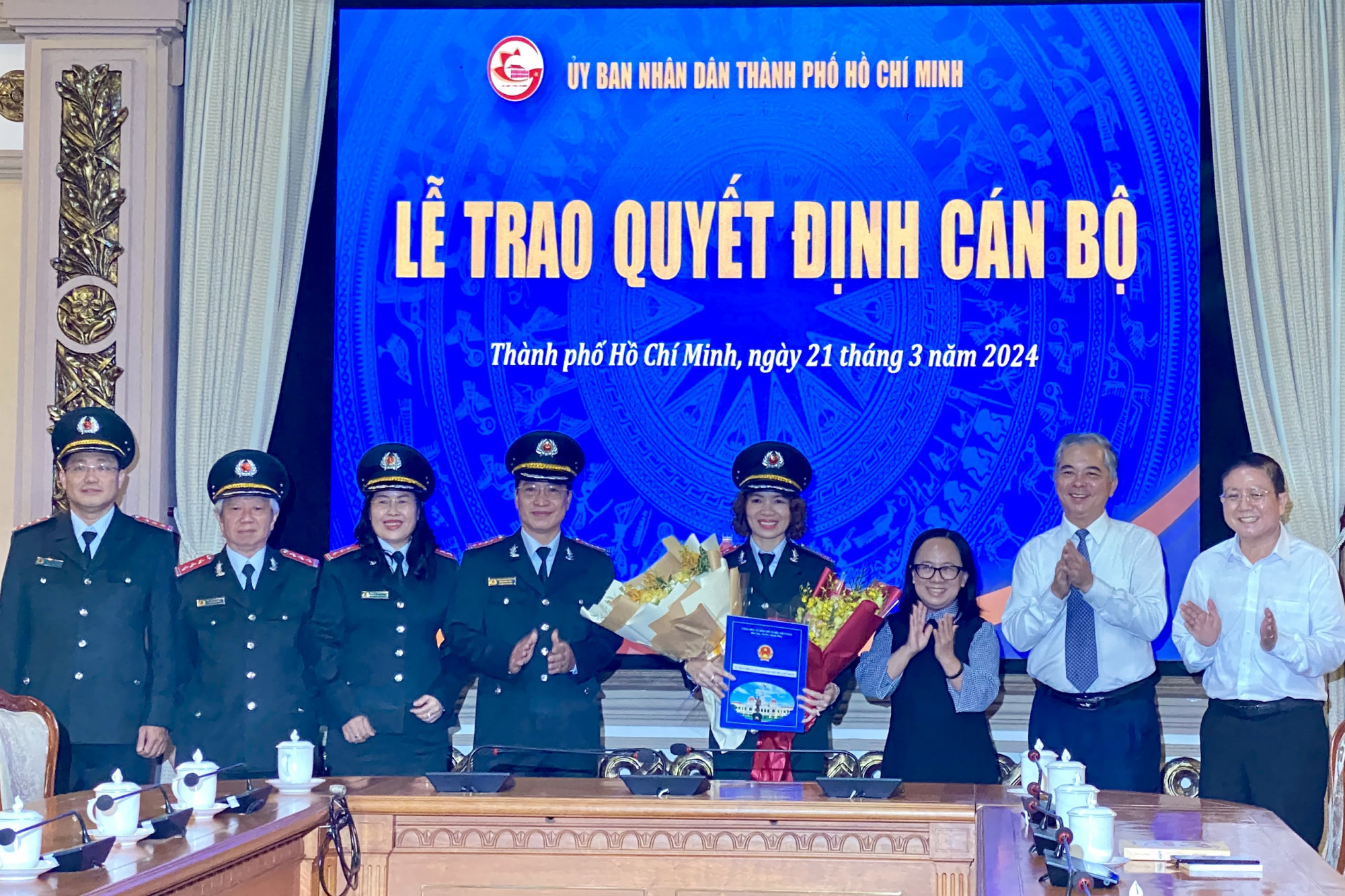 Phó Chủ tịch UBND TPHCM Ngô Minh Châu (thứ hai từ phải sang) tặng hoa chúc mừng bà  Đinh Thị Thu nhận nhiệm vụ mới. 