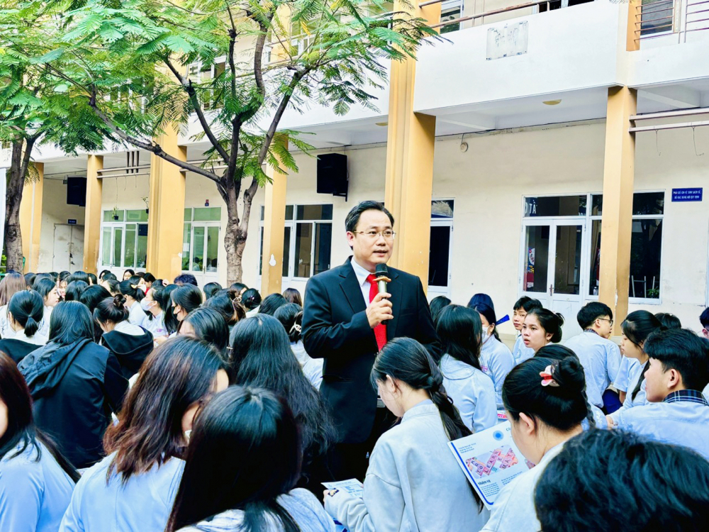 Thạc sĩ Phạm Doãn Nguyên tư vấn tuyển sinh hướng nghiệp tại Trường THPT Nguyễn Tất Thành (quận 6, TPHCM) hồi đầu tháng 3/2024