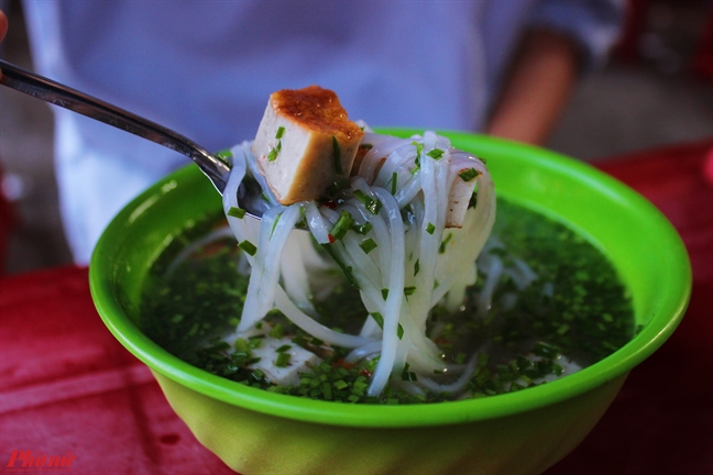 Bánh canh hẹ chả cá Phú Yên gây ấn tượng nhờ nước dùng ngọt từ xương cá, sợi bánh canh dai dai, chả cá chiên 