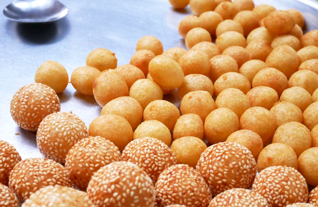 Bánh cam là món ăn vặt quen thuộc của người dân Sài Gòn, khá dễ mua và giá rẻ.