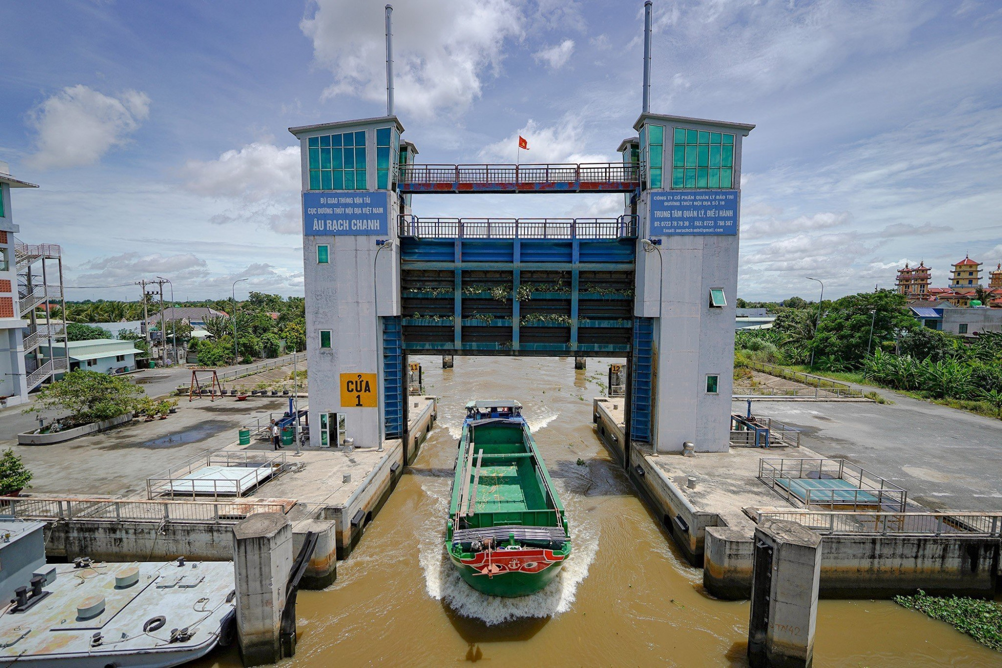 Âu tàu Rạch Chanh là âu tàu đầu tiên của Việt Nam, được đưa vào khai thác từ cuối năm 2016