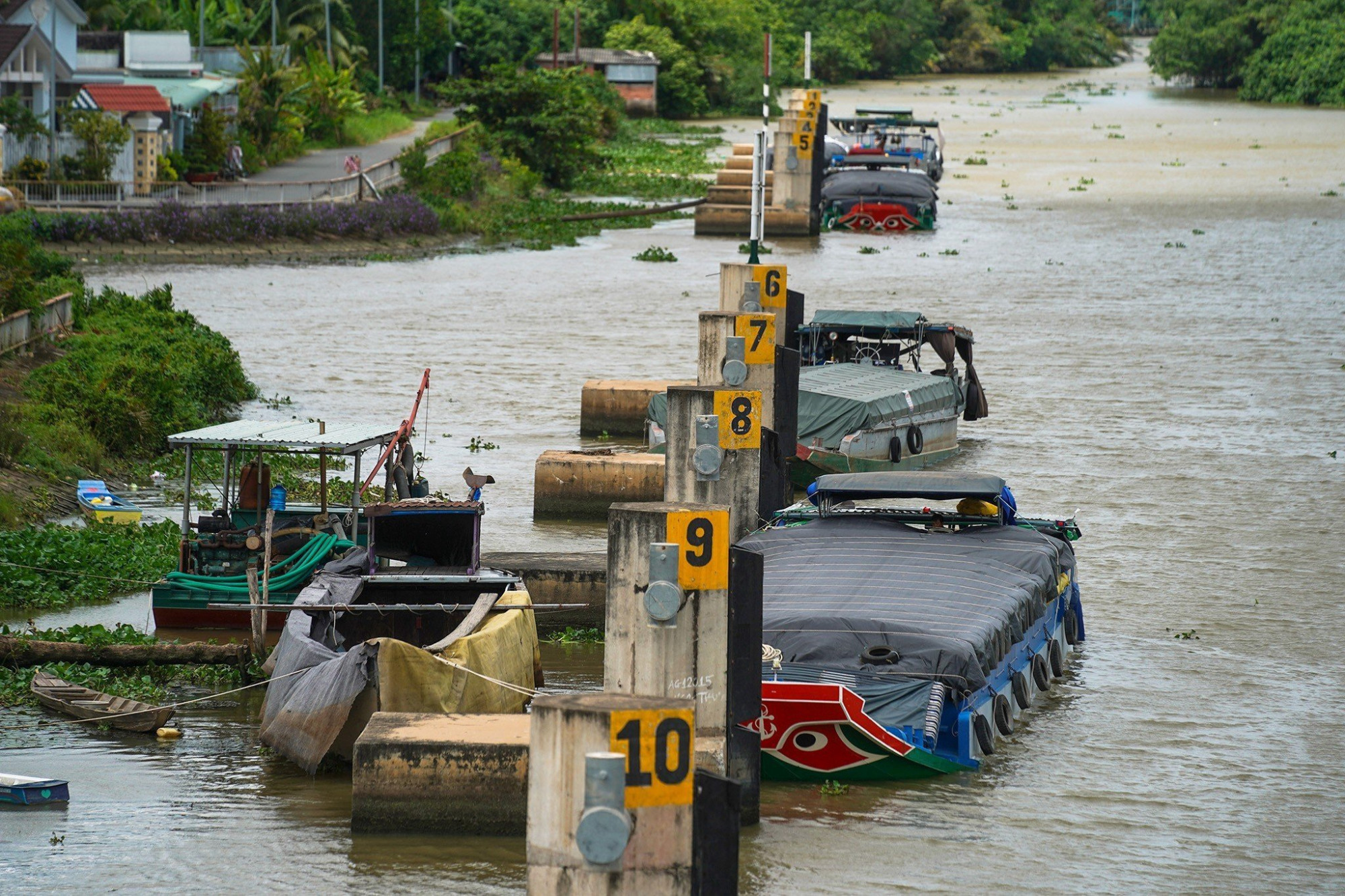 Bên cạnh đó, âu tàu này còn có vai trò đặc biệt quan trọng trong việc xả lũ vào mùa mưa, ngăn mặn trong mùa khô, điều tiết nước ngọt cho vùng Đồng Tháp Mười