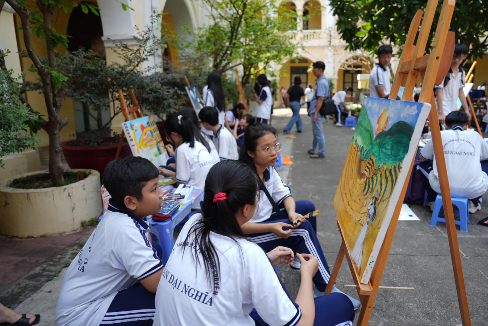 Học sinh Trường THPT chuyên Trần Đại Nghĩa tham gia hoạt động vẽ tranh - Ảnh: Đoàn Trường