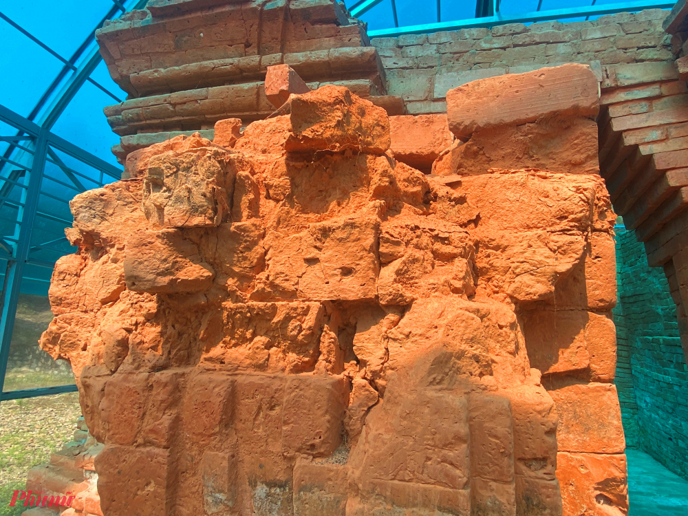 Dù trải qua khoảng thời gian dài nhưng tháp Phú Diên vẫn có màu gạch đỏ hồng và xốp. Theo nghiên cứu, gạch được làm từ đất sét và nung trong nhiệt độ thấp dưới 800-900 độ C. Tháp được xây bằng kỹ thuật mài chập kết hợp nhớt cây ô dước cùng với nước để tạo sự kết dính.