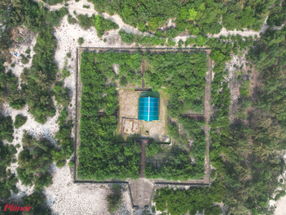 Tháp Phú Diên (hay còn gọi là Tháp Chàm) là một di tích lịch sử, văn hóa độc đáo được các nhà khảo cổ học tìm thấy vào năm 2001 (do trước đó bị cát phủ lấp), thuộc địa phận thôn Mỹ Khánh, xã Phú Diên, huyện Phú Vang, tỉnh Thừa Thiên Huế. Ngôi tháp có cấu trúc nguyên khối đất nung, không có mái và có vị trí đơn lẻ, khác xa các di tích Tháp Chàm khác.