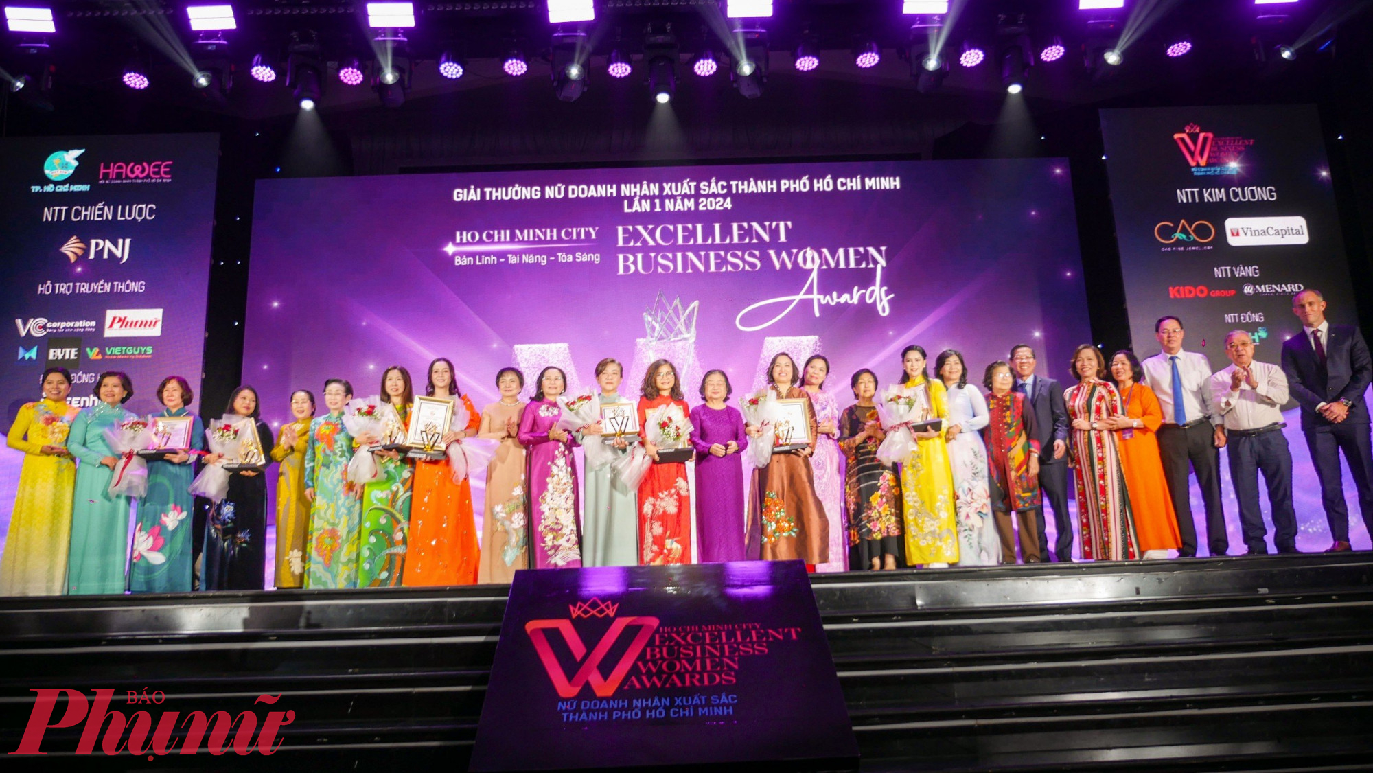 Ban tổ chức, lãnh đạo Hội LHPN Việt Nam, lãnh đạo Thành phố trao giải thưởng cho các nữ doanh nhân 