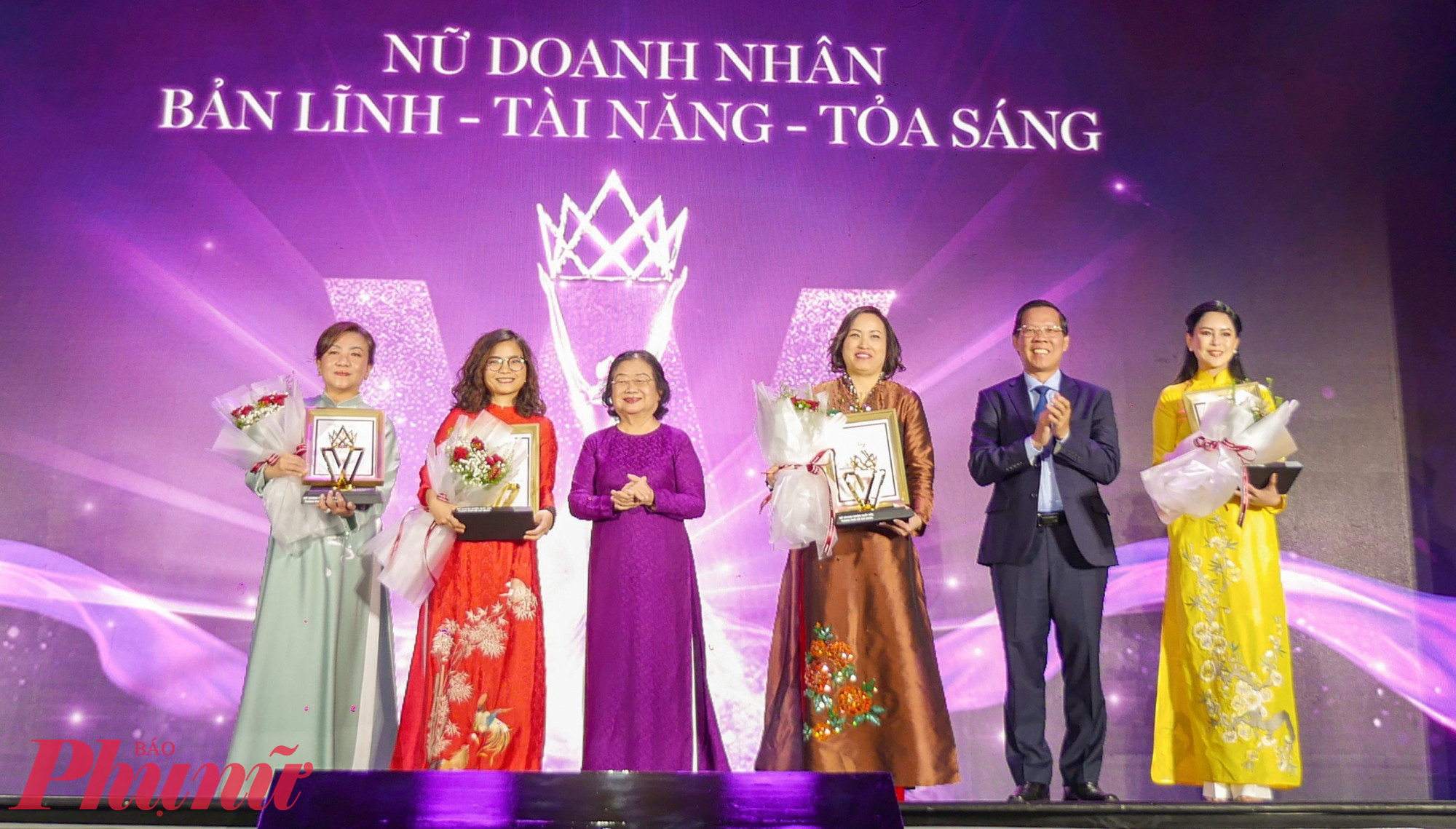 N guyên Phó Chủ tịch nước Trương Mỹ Hoa  và Chủ tịch UBND TPHCM Phan Văn Mãi trao giải cho nữ doanh nhân xuất sắc 