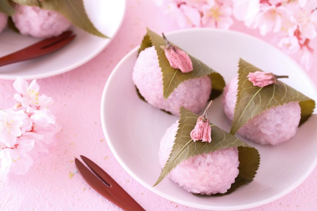 Toraya Sakura Mochi Là món kinh điển hàng năm, món bánh mochi hoa anh đào trang nhã của chuyên gia wagashi Toraya luôn là món thắng cuộc. Món bánh ngọt truyền thống của Nhật Bản có nhân đậu đỏ được bọc một lớp mỏng mochi màu hồng và sau đó phủ một lớp lá sakura muối. Kiểm tra trang web chính thức để biết thêm chi tiết. ¥476 mỗi cái