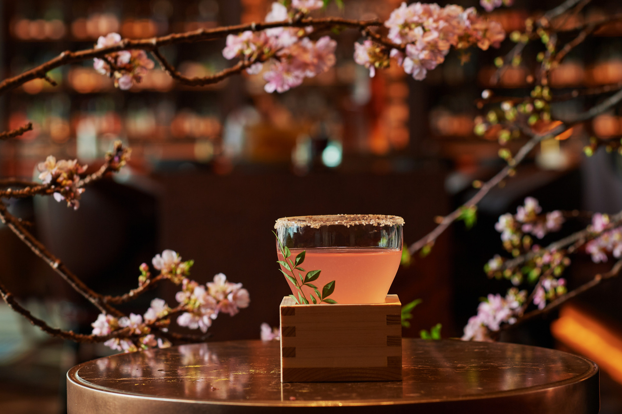Cocktail hoa anh đào Virtù Someiyoshino Một trong những quán bar tuyệt nhất ở Tokyo, Virtù tại khách sạn Four Seasons Tokyo ở Otemachi đang chào mừng mùa xuân đến với ly cocktail hoa anh đào Somei Yoshino tuyệt đẹp. Đồ uống này được làm từ rượu shochu gạo, rượu mùi hoa anh đào và rượu sake, đồng thời được tạo điểm nhấn bằng cam quýt để mang lại cảm giác sảng khoái khi kết thúc. ¥3,300