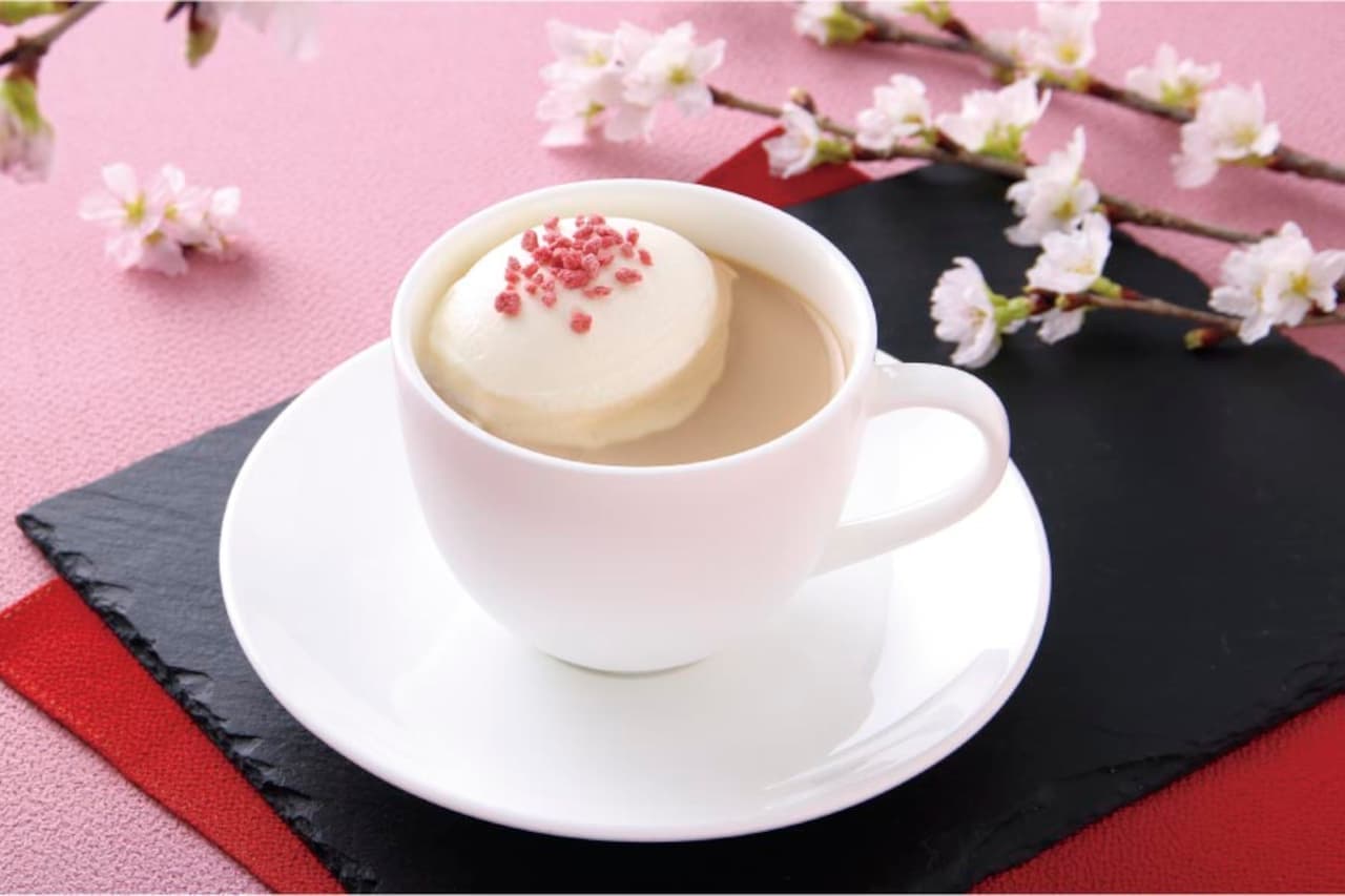 Cà phê Ueshima Cà phê sữa Sekiyama Sakura Cà phê sữa Sekiyama Sakura là một bất ngờ thú vị, với cà phê sữa cổ điển của Ueshima được pha trộn với xi-rô hương hoa anh đào Sekiyama và wasanbon (đường Nhật Bản). Để thêm kết cấu, nó được phủ một lớp vỏ hoa anh đào màu hồng đáng yêu. Từ ¥720