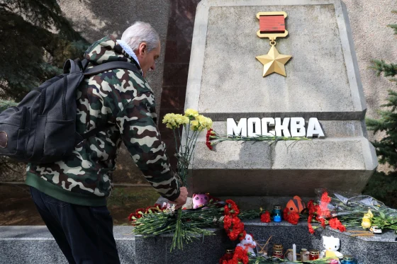 Một người đàn ông đặt hoa tại đài tưởng niệm Moscow ở Sevastopol, Crimea, để tưởng nhớ các nạn nhân của vụ tấn công vào phòng hòa nhạc Crocus City Hall Ảnh: AFP - Getty Images/ STRINGER