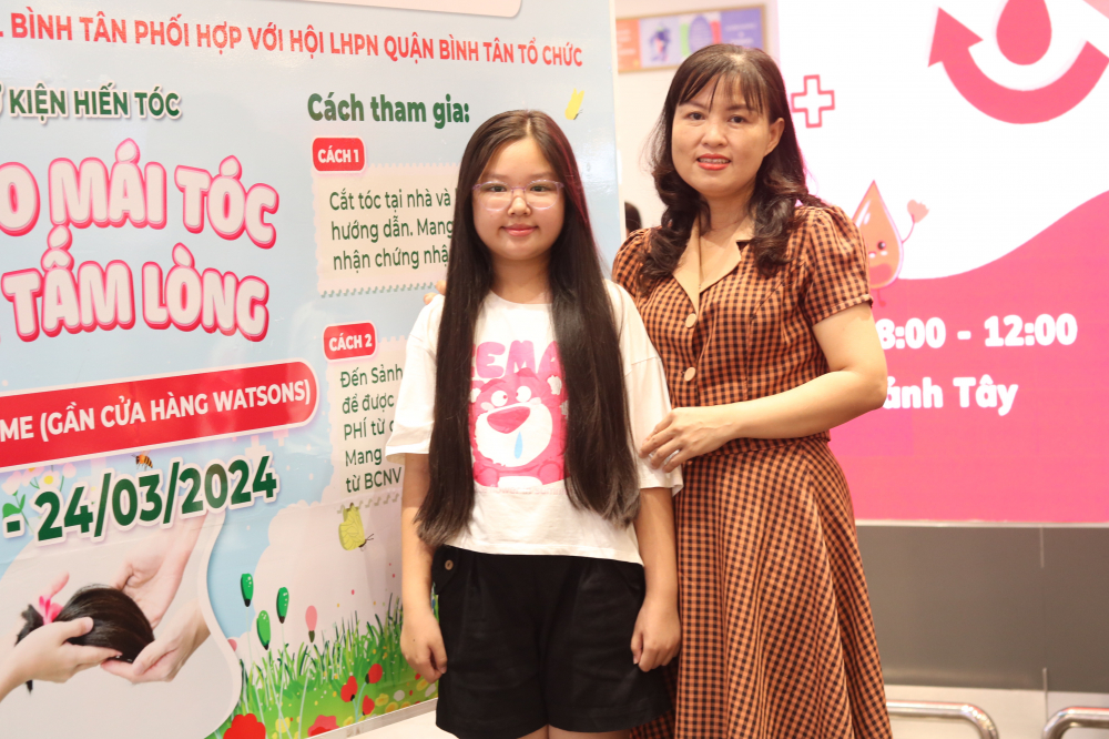 Nhà ở thị trấn Tân Túc, huyện Bình Chánh, Gia Hân nhờ mẹ đưa đến Aeon Mall để hiến tóc trong sáng 23/3.