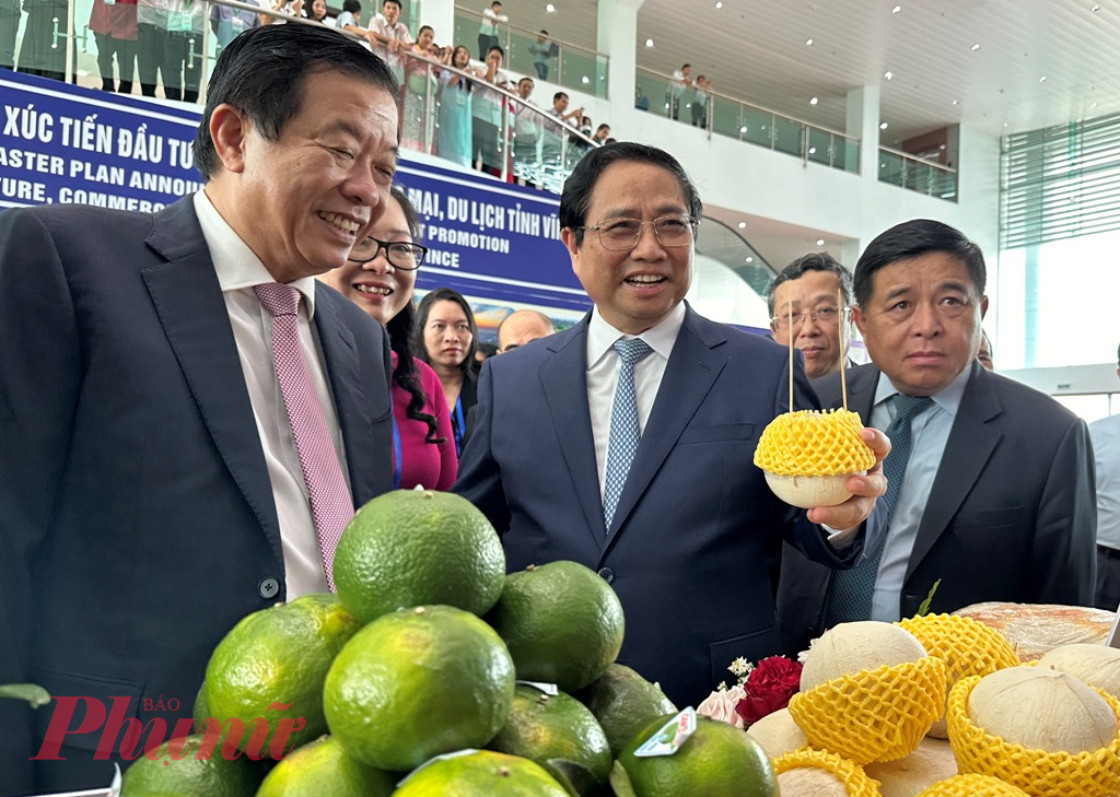 Thủ tướng Chính phủ Phạm Minh Chính tham quan các gian hàng trưng bày sản phẩm đặc trưng của tỉnh Vĩnh Long